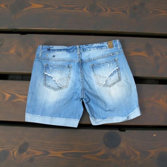 Maurices Light Wash Embroidered Low Rise Denim Cuffed Shorts Size 8 #45 - Picture 1 of 6